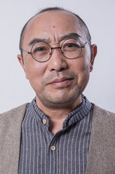 穿条纹睡衣的男孩老卢
